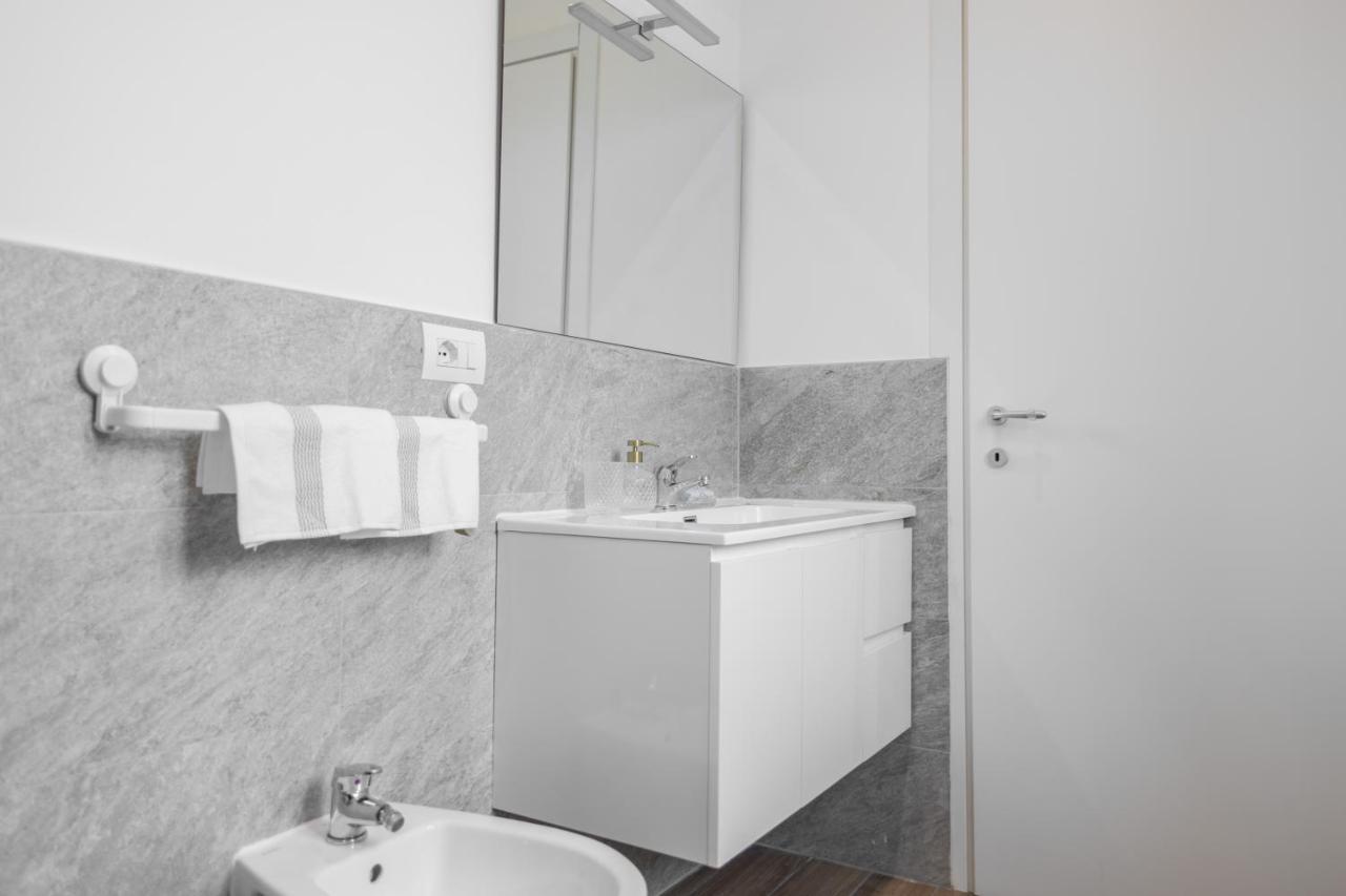 Lora Apartment,Free Private Parking, Self Check In,1 Como Exterior photo